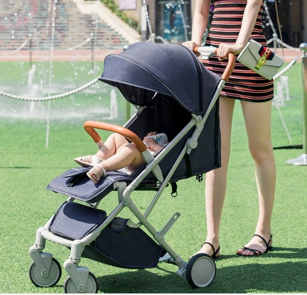 WOOSH New Buggy - Zwart - One Hand Folding - 3 Slaapstanden - Wandelwagen Tot 25 Kg - Regenhoes - Bekerhouder - Muggennet - Image 11