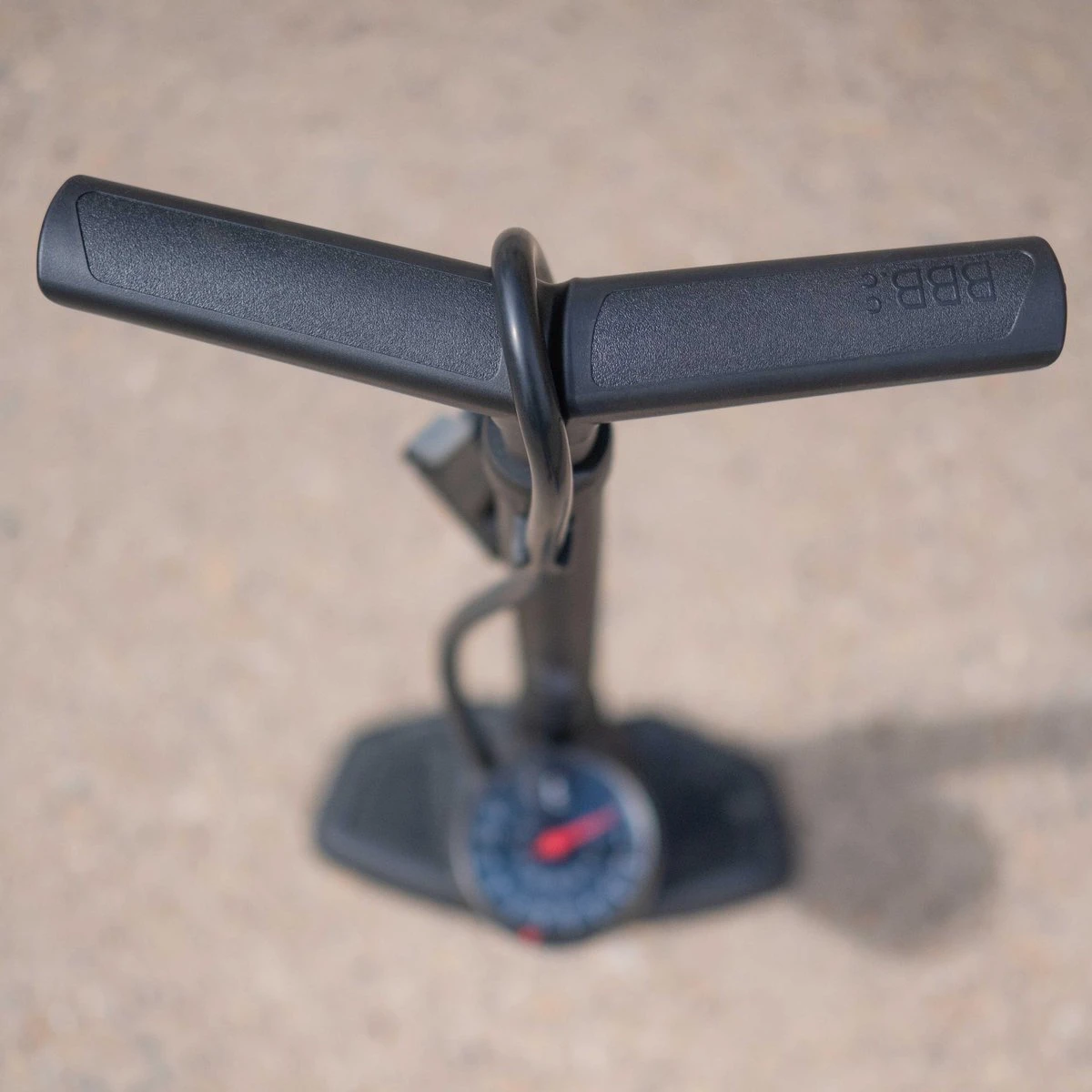 BBB Cycling AirWave Fietspomp Met Drukmeter - Fiets Pomp Racefiets En Mountainbike - Voetpomp Fiets 9 Bar - Zwart - BFP-20 - Image 2