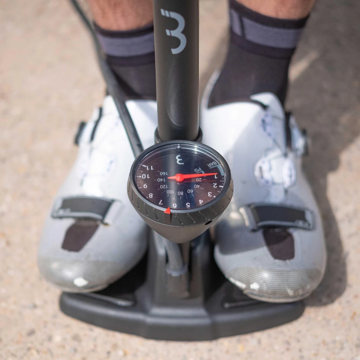 BBB Cycling AirWave Fietspomp Met Drukmeter - Fiets Pomp Racefiets En Mountainbike - Voetpomp Fiets 9 Bar - Zwart - BFP-20 - Image 3