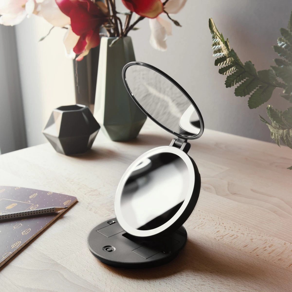 Navaris 1x/5x Vergrotende Make-up Spiegel - Compacte Opvouwbare Kap- En Reisspiegel - Led-verlichte Dubbelzijdige Make-upspiegel - Zwart - Image 2