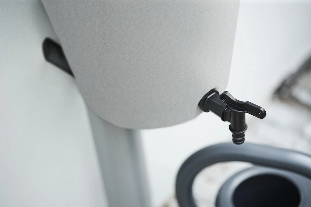 Elho Green Basics Rain Catcher 33 - Regenton Voor Balkonbuiten - Ø 33.5 X H 73.5 Cm - Grijs/Living Concrete - Image 9