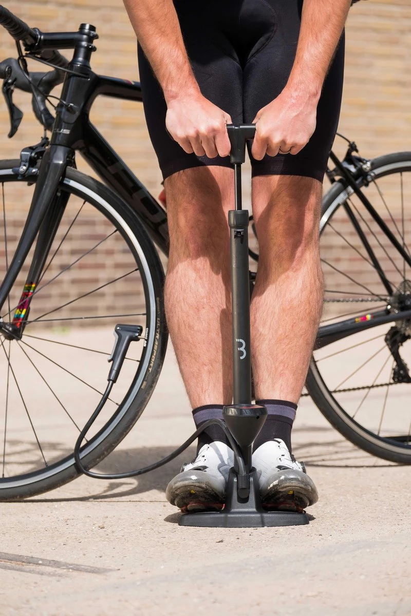 BBB Cycling AirWave Fietspomp Met Drukmeter - Fiets Pomp Racefiets En Mountainbike - Voetpomp Fiets 9 Bar - Zwart - BFP-20 - Image 5